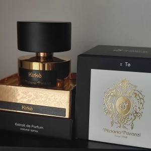 Tiziana Terenzi Kirke Extrait de parfum - Tiziana Terenzi Kirke. Extrait de parfum. 100ml. The perfume is new. Sprayed one time. Some minor flaws on the cap and the box. Comes with the box. Fruity and sweet scent. [❗📦 DELIVERY INFORMATION: I am able to ship with Instabox on Fridays only, since I dont have one near me! Postnord I can ship with everyday.]