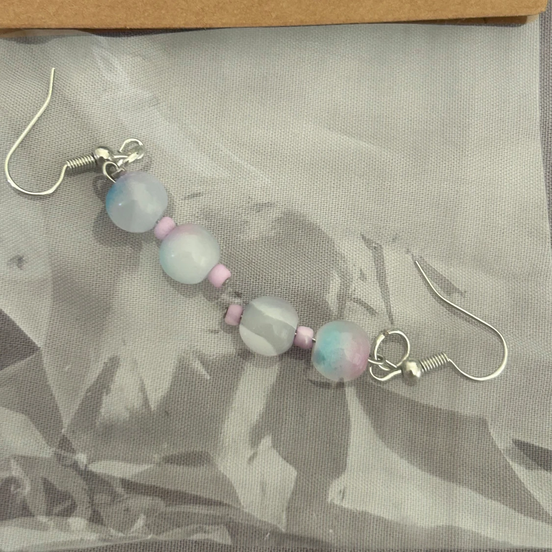 Handgjorda örhängen med pastellfärgade pärlor - 1