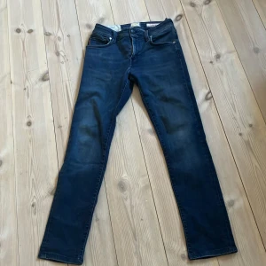 Tramarossa Jeans - Pris kan diskuteras‼️‼️‼️Säljer ett par mörkblå Tramarossa jeans med klassisk femficksdesign och raka ben. Jeansen har normal passform och är tillverkade i slitstarkt denimtyg. Perfekta för dig som gillar en tidlös stil.