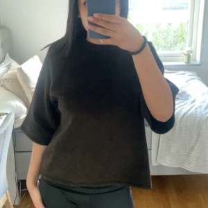 Brun  oversized t-shirt från Gina  - Säljer en brun  oversized t-shirt från Gina  med rund hals och korta, vida ärmar. Perfekt för en avslappnad stil och enkel att matcha med olika outfits.