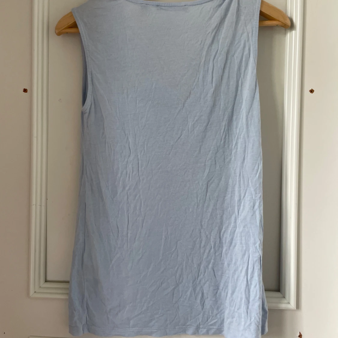 Ljusblå ärmlös topp med draperad hals från Esprit - 2