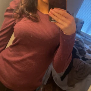 Vinröd tröja - Vinröd tröja, använd 1 gången. Vet inte vart den kommer ifrån men skulle tro HM.