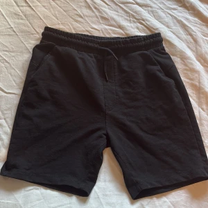Svarta shorts från soc  - Svarta short från soc, passform S