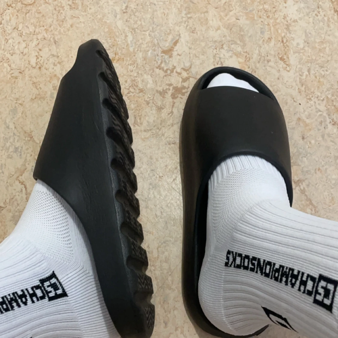 Svarta Slides perfekta för sommaren 