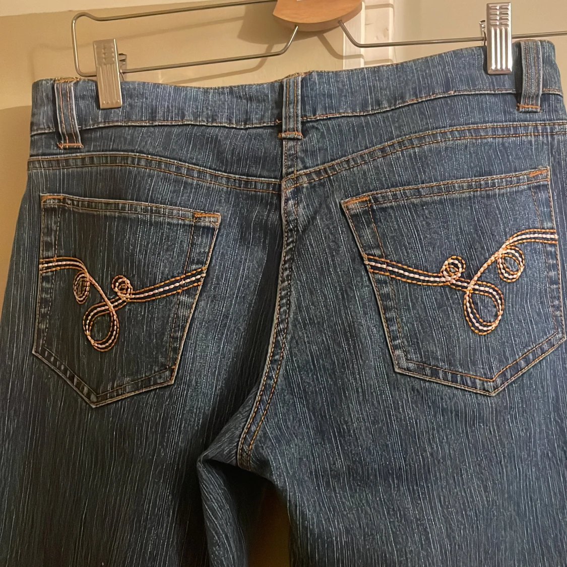 Blå flare jeans med broderade bakfickor