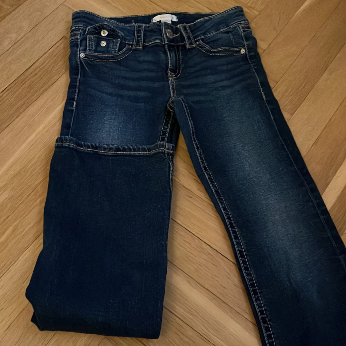 Mörkblå bootcut jeans från Gina  - 1