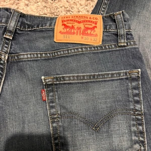 Levi's 511 jeans blå W30 L32 - Säljer ett par klassiska blå Levi's 511 jeans med normal passform och raka ben. 