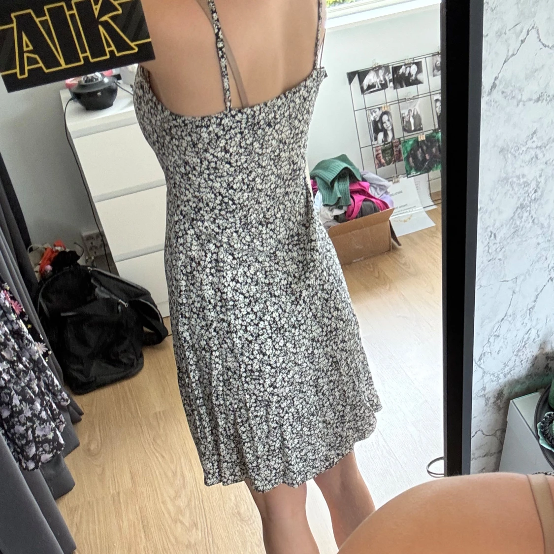 Svartvit blommig klänning - 1