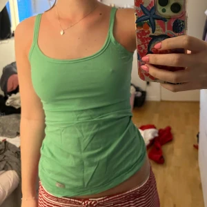 Grönt Intimissimi linne  - Gulligt ljusgrönt linne från Intimissimi med smala axelband. Perfekt för varma dagar eller som lager under andra plagg. 