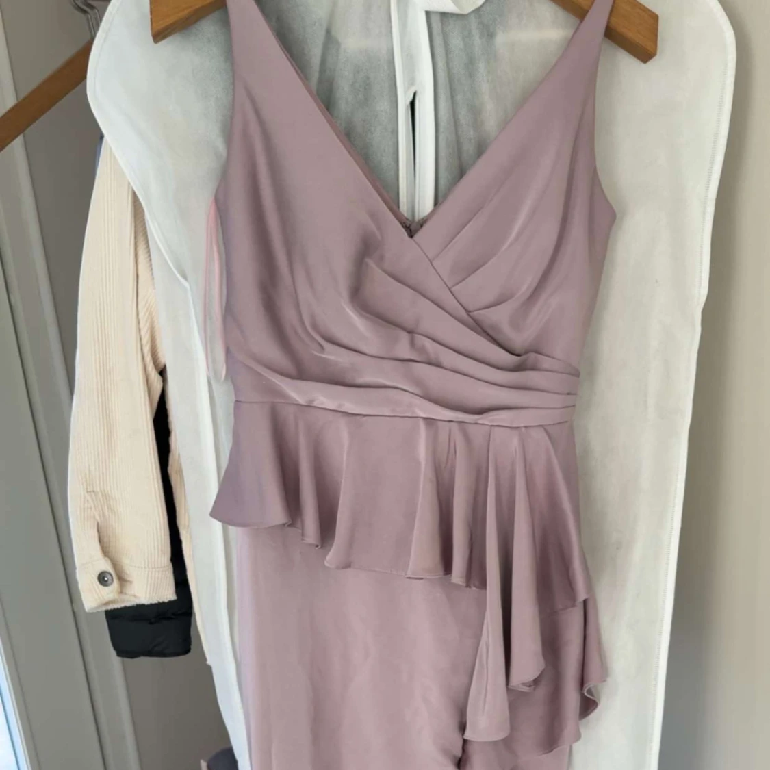 Ljuslila omlottklänning med volang - 2