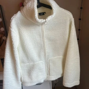 Vit teddyjacka  - Mysig vit teddyjacka från lager175, så fint skick💗