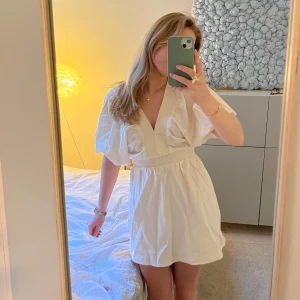 Studentklänning  - Perfekt klänning till studenten i linne! Helt ny med lappen kvar!