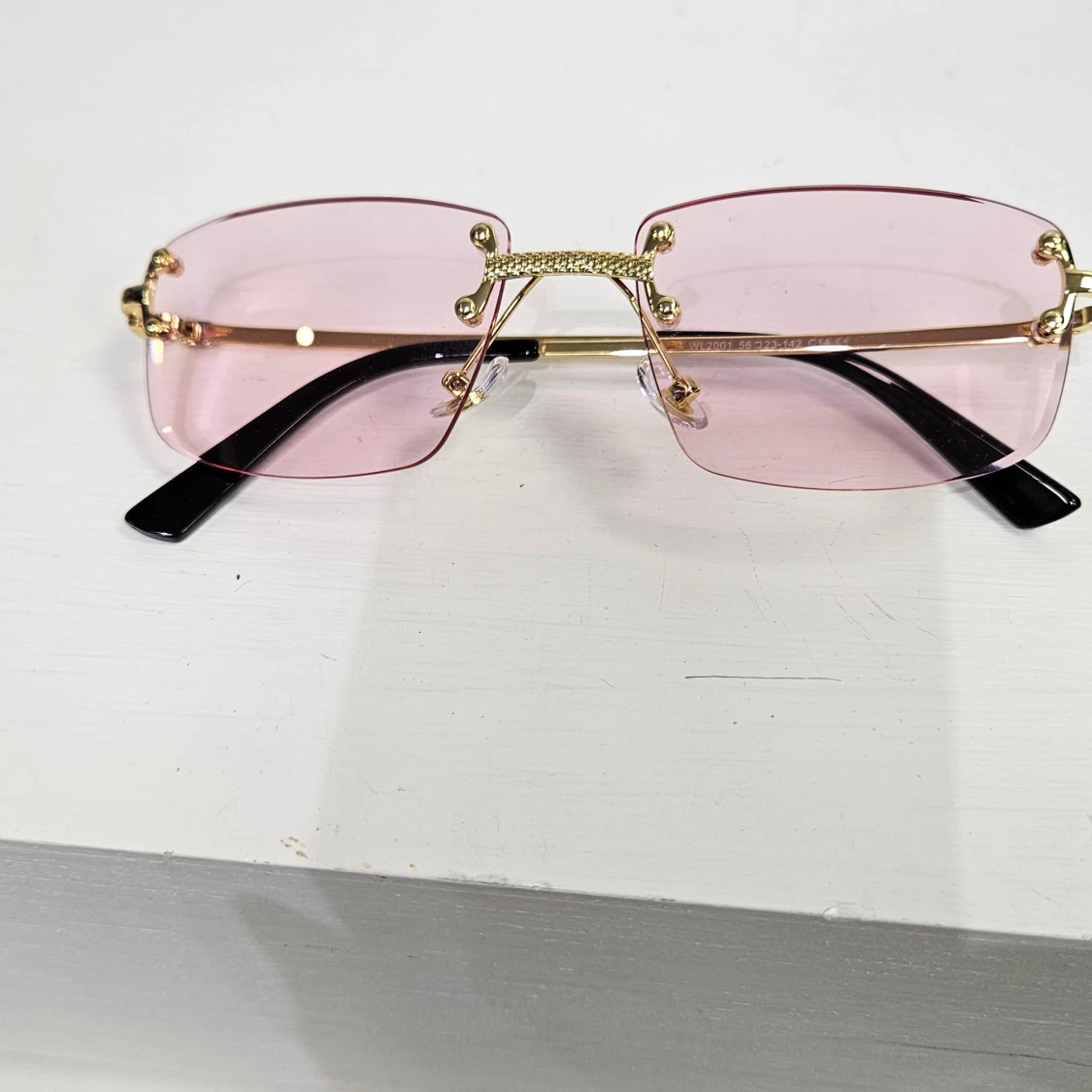 Rosa rektangulära solglasögon med gulddetaljer - 2