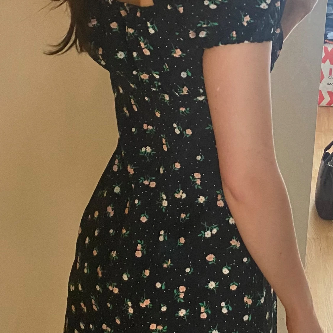 Svart blommig klänning med puffärmar - 1