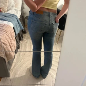 Lågmidjade bootcut jeans - Från junkyard, jättefin böå färg och tryck på fickorna