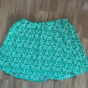 Grön sommrig kjol i M - Grön sommrig kjol från lager 157, endast använd vid ett tillfälle, inga defekter. Perfekt nu till sommaren har ett jätte fint fall, bra längd på kjolen, går att sy upp om man vill ha den kortare 🌸🌸🌸 är i storlek M men passar nog  både mindre och större storlekar, har ett resårband i midjan 🌸🌸🌸 pris går att diskutera 🌸🌸 hör av er om ni har frågor eller vill ha fler bilder 🌸🌸