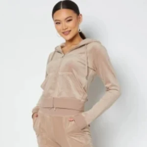 Beige juicyset - Säljer mitt beiga juicyset. Delarna kan även säljas separat, då kommer vi överens om pris. Storlek S på både tröjan och byxorna. Skriv för egna bilder💕