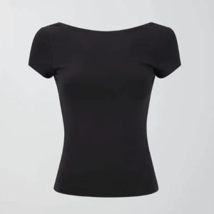 Svart topp med öppen rygg - Snygg svart topp med tight passform och korta ärmar. Toppen har en stilren design framtill och en djup, öppen rygg som ger en trendig look. Perfekt att matcha med jeans eller kjol för en cool stil.