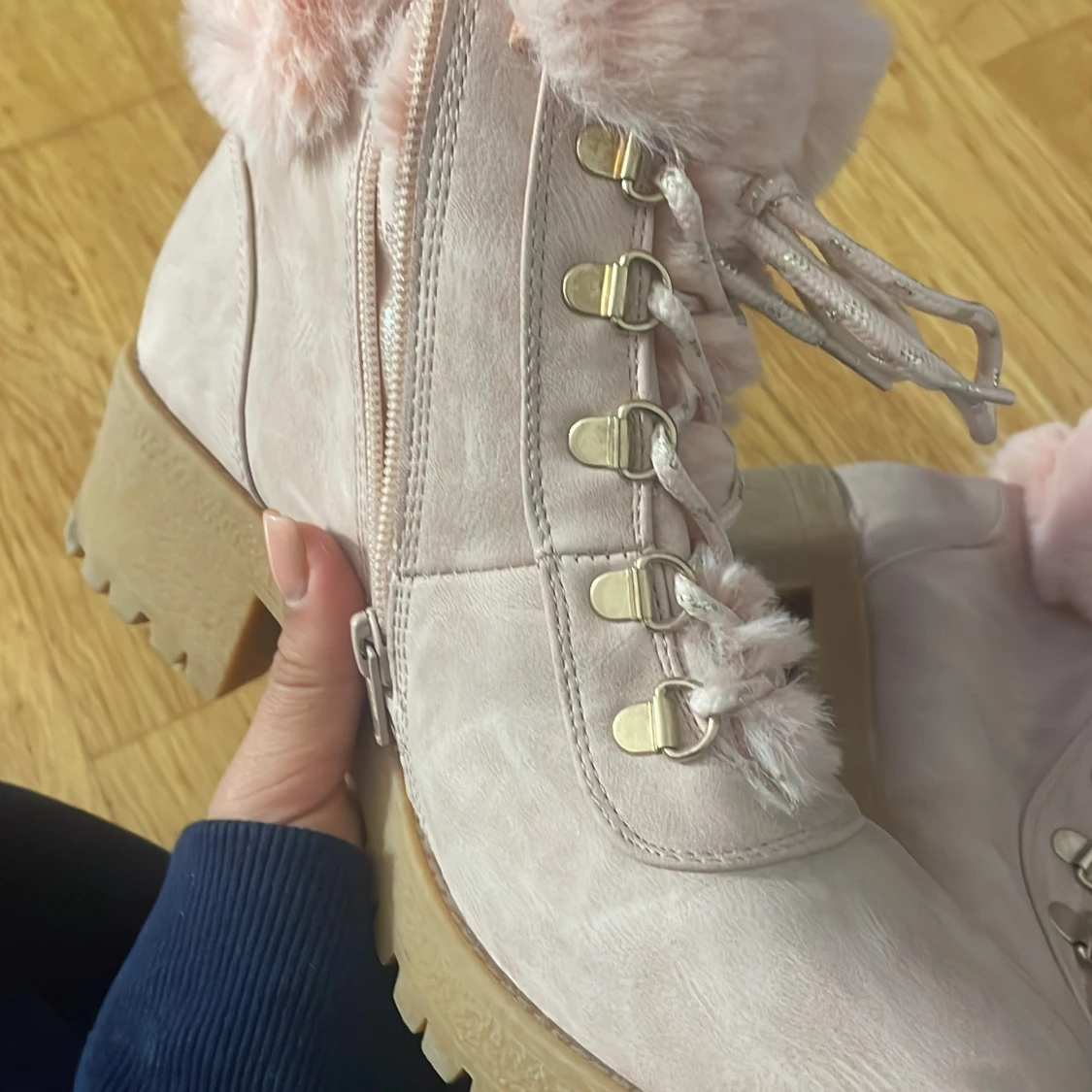 Ljusa boots med rosa fuskpäls - 3