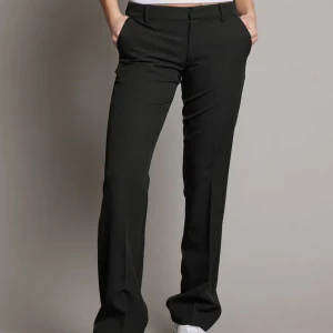 Lågmidjade kostymbyxor - Hej, säljer dessa snygga lågmidjade kostymbyxor ifrån bikbok då dom aldrig kommer till användning, använda ett fåtal gånger så ser in princip nya ut! (Lånade bilder, skriv för fler bilder!)