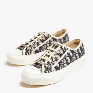 Walk ’n’ Dior  - OBS! Säljer åt en väninna, vänligen respektera priset! Walk ’n’ Dior från Dior i fint skick! Storlek 37, passar 37-37,5. Vita skosnören på skon idag, blåa kan möjligtvis skickas med om de hittas. Nypris ca 9500kr. Första bilden är lånad. Dustbags medföljer, möjligtvis även kvitto (om det hittas). Självklart äkta 🩰Möts enbart upp i Stockholm! 