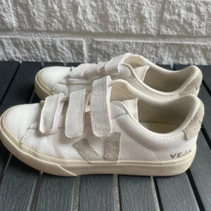 Vita sneakers med kardborreband från Veja - Säljer ett par vita sneakers från Veja