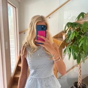 Ljusblå blus med unikt mönster - Säljer denna as snygga blusen med en volang nedan till från hm ❤️🩷🩷🩷