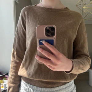 Beige stickad tröja  - Säljer en enkel och stilren beige stickad tröja! Inga defekter 🤎 I storlek S men sitter mer som en XS 🥰 