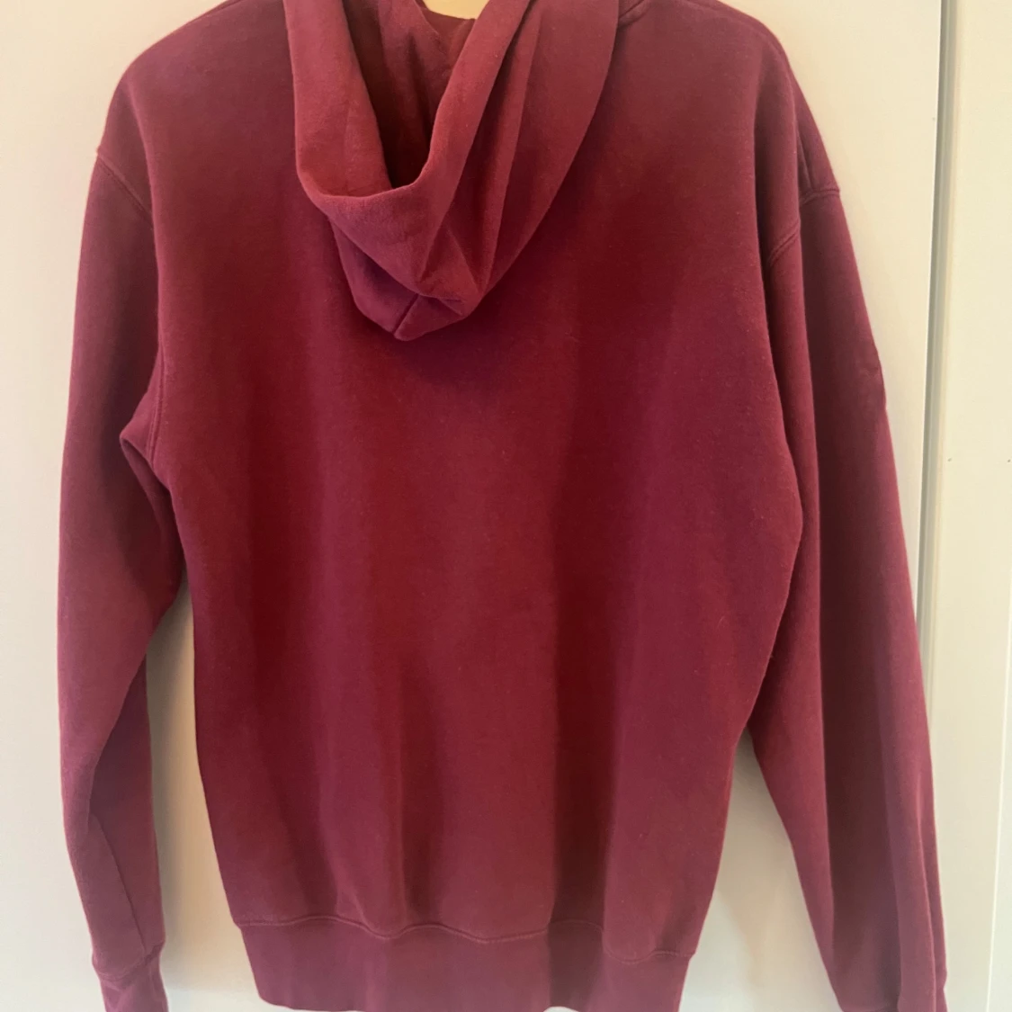 Vinröd hoodie med dragkedja från One of One - 1