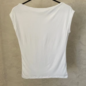 Vit topp från Nelly - En enkel och stilren vit topp från Nelly.