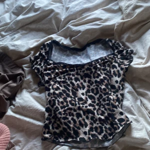 Leopardmönstrad topp från Romwe - Säljer en snygg leopardmönstrad topp från Romwe i storlek S. Säljer då den inte passa