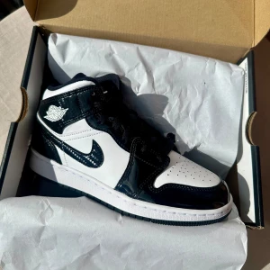 AIR Jordan 1 Mid SE ASW - Helt nya Nike AIR Jordan 1 Mid SE ASW. Aldrig använda, endast provad. Säljes pga glömde skicka tillbaka när jag behövde byta storlek… Storlek 36. Häftig del av lack vilket gör dessa skor lite mer exklusiva! 