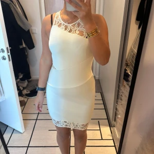 Vit klänning med spetsdetaljer - Klänning från Nelly, den har en dragkedja på ryggen, storlek S, pris 100 kr