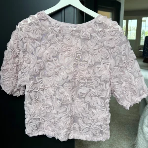 Sommartopp - Superfin ljusrosa sommartopp med meshtyg. Passar perfekt till fest och vardag. Helt ny med lappen på