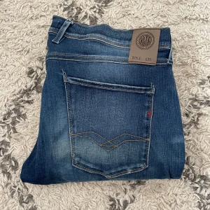 Replay Anbass jeans - Säljer dessa Replay jeans i modellen Anbass! | Skick 9/10 | Nypris +1400kr, säljer endast för 299kr | Hör av dig vid frågor!