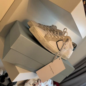 Philippe model - söker KÖP eller BYTEN. Första bilden är lite gammal.Jag säljer mina pillippe models som är för små för mig och dom är inte så slitna