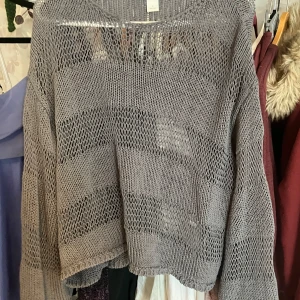Grå stickad meshtröja från Monki - Säljer en grå, grovstickad meshtröja från Monki i storlek L. Tröjan är långärmad och är oversized! Aldrig använd!