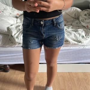 Jeansshorts  - Low/mid waist jeansshorts! Använt några gånger men vill inte ha de längre. Skriv om man undrar något!