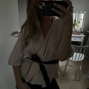 Topp - Jättesnygg topp med knyte i midjan