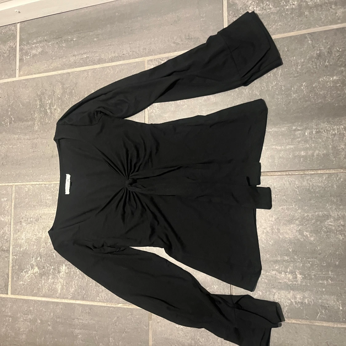 Svart omlottopp med knyt från Design by Si - 1