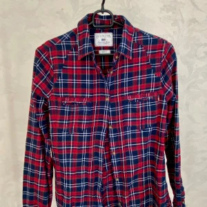 Skjorta från Lexington - Klassisk rutig skjorta från Lexington i rött, blått och vitt.