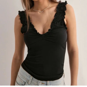 Svart volanglinne från Nelly - Sååå fint volanglinne från Nelly💕 säljer då den inte kommer till användning. Aldrig använd och prislapp kvar nypris 250kr