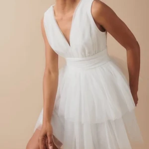 Studentklänning - Säljer min studentklänning från gina i strl 36, använd en gång. Slutsåld på hemsidan