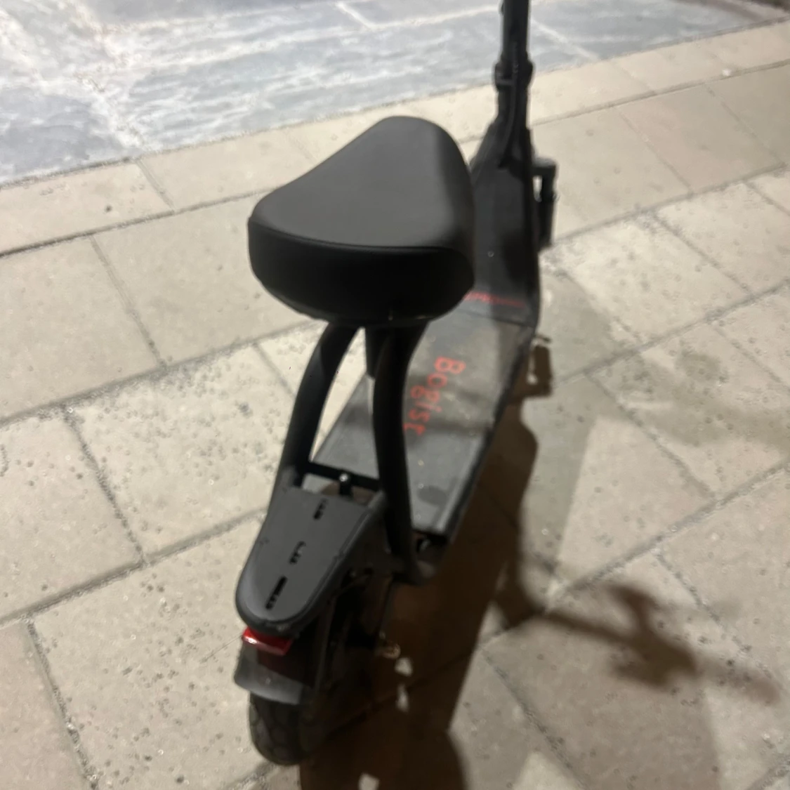 Svart elscooter med sadel - 2