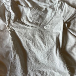 T-shirt - Säljer denna t-shirten från hm. Bra skick storlek s