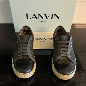 Grå lanvin skor  - Tjena , säljer ett par grå lanvins i storlek 41, uk6! Skick 8/10 lite slitningar i hälen annars så funkar de sjukt bra. Hör gärna av er vid fler frågor eller funderingar. Mvh