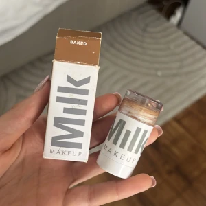 Milk Makeup bronzer stick Baked - Bronzer stick från Milk Makeup i nyansen Baked. Kommer i en smidig vit plastförpackning med genomskinligt lock. Ger en varm, solkysst look och är lätt att applicera direkt på huden. Perfekt för att skulptera och ge glow till ansiktet. Nyköpt: 280kr! 