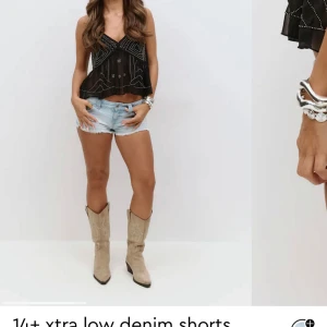 Jeans shorts - Helt nya jeans shorts ifrån Gina tricot 14+ kollektionen i storlek xs.( de är slutsålda på hemsidan ) Säljer då dom var lite stora på mig men annars super söta och fina. Aldrig använda. Nypris 300kr, pris går tyvärr inte och diskuteras på dessa eftersom jag vill få tillbaka pengarna så jag kan köpa nya i mindre storlek! 💗💗