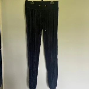 Svarta mjukisbyxor i sammet, stl S - Mysiga svarta mjukisbyxor i sammet från Cubus. Byxorna har resår och snörning i midjan samt muddar vid bensluten. Perfekta för chill dagar eller när du vill vara extra bekväm.