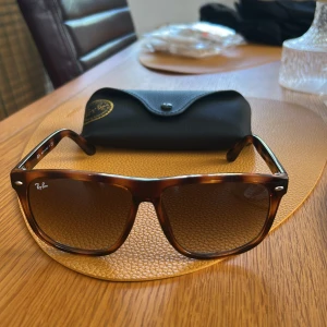 Rayband boyfriend - Hej, säljer nu mina rayband boyfriends, fick dem i födelsedags present och då var för stora. Köptes hos synsam för ett tag sen och retur tiden han löpa ut, Stl 60mm. Hör av er vid frågor eller fundering🤩